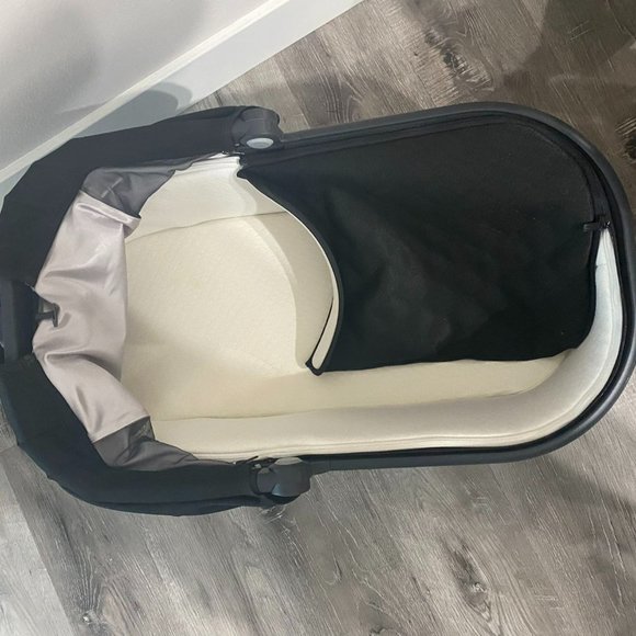 UPPAbaby 2018 Cruz Stroller And Bassinet - Picture 8 of 9